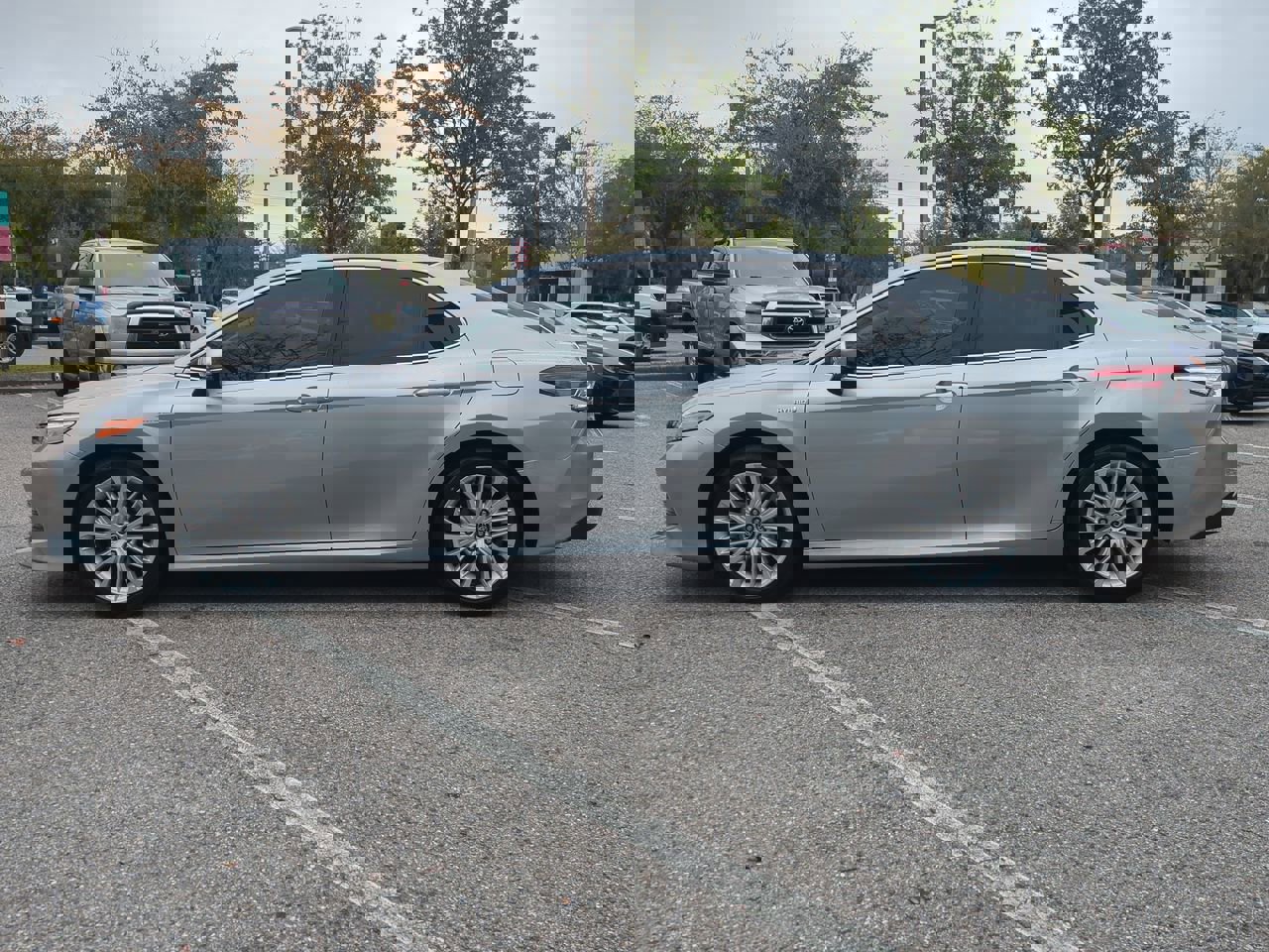 2019 Toyota Camry SE XLE Hybrid photo 8