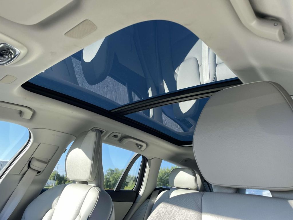 2020 Volvo V60 T5 Momentum photo 8
