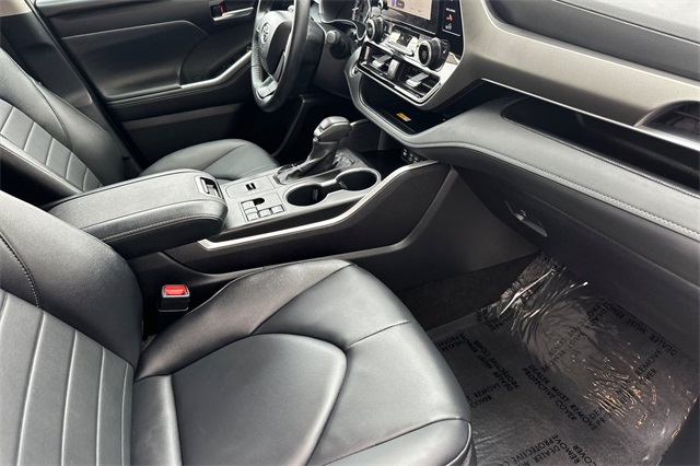 2025 Toyota Highlander XLE photo 16