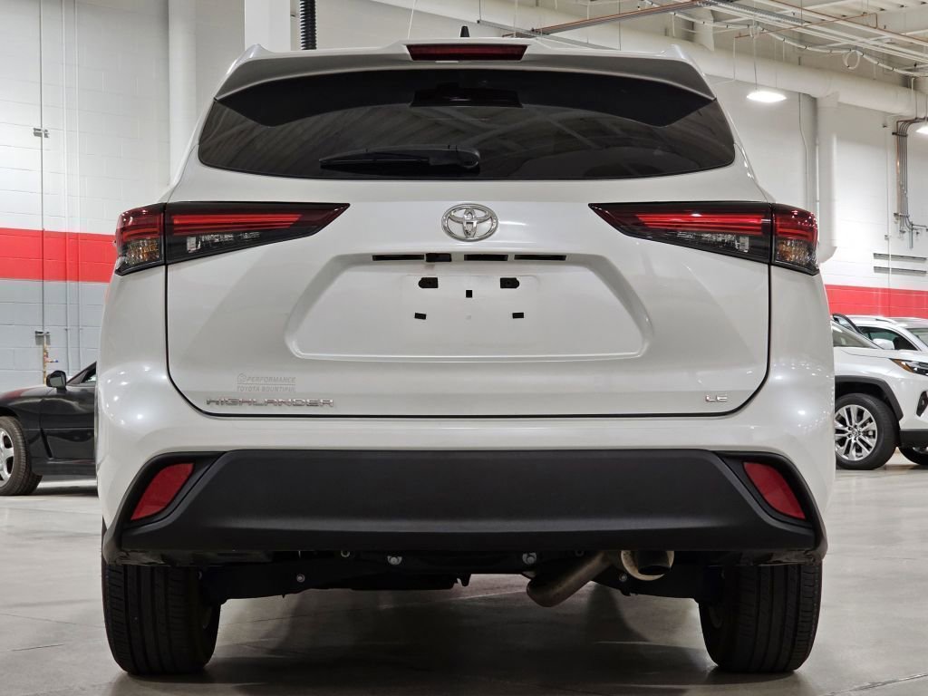 2024 Toyota Highlander LE photo 6