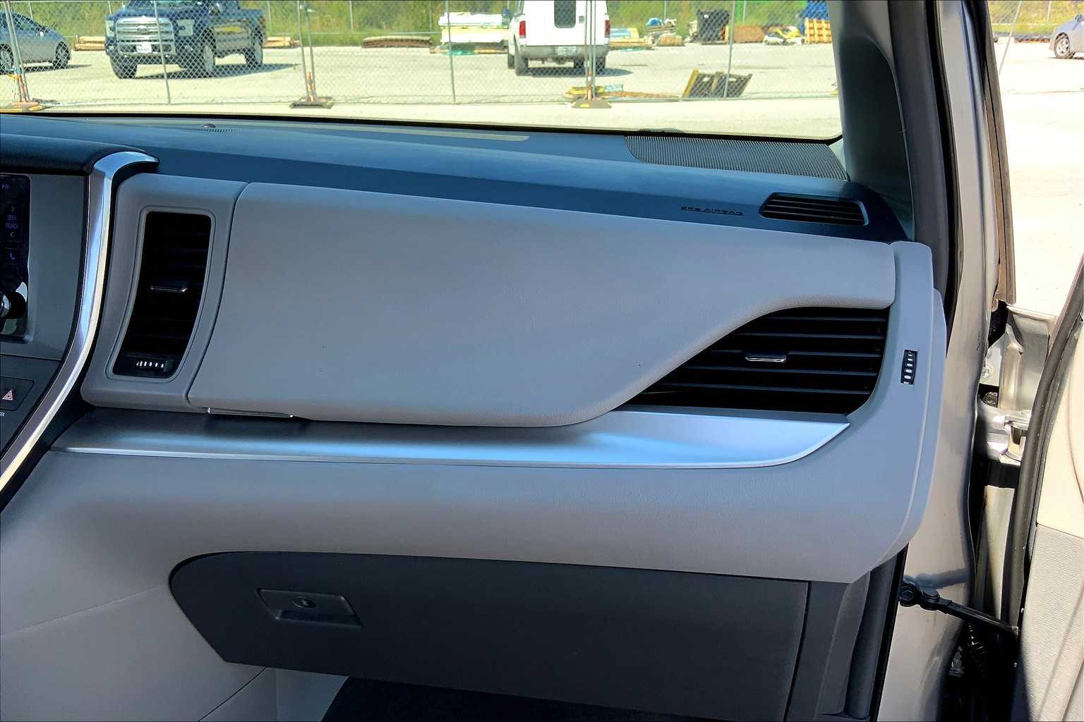 2017 Toyota Sienna LE photo 17