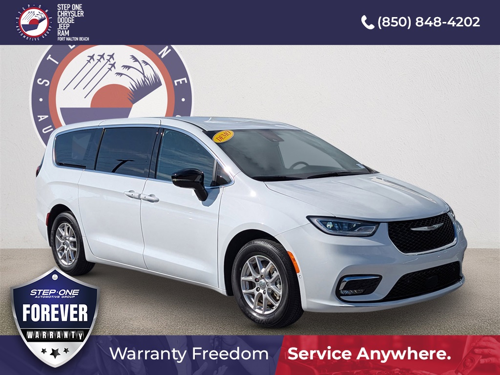 2026 Chrysler Pacifica Select's photo