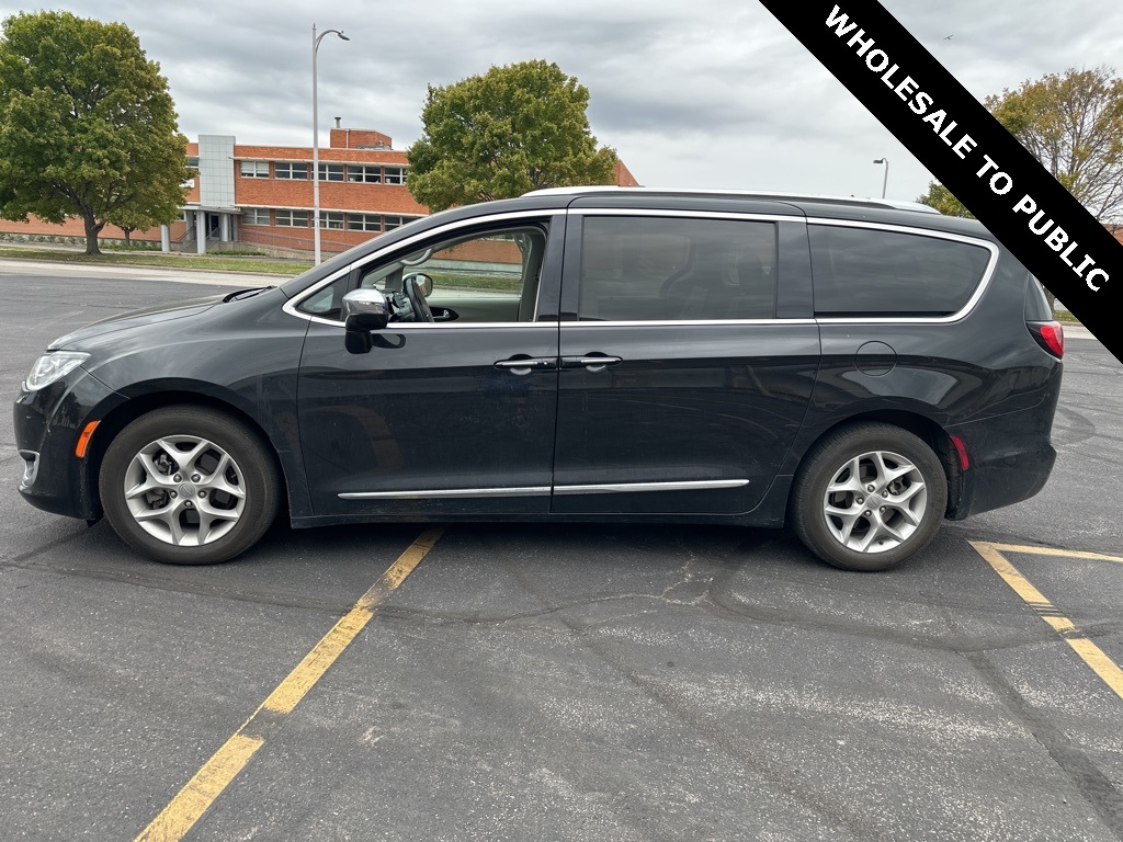 Used 2020 Chrysler Pacifica Limited with VIN 2C4RC1GG6LR139826 for sale in Kansas City