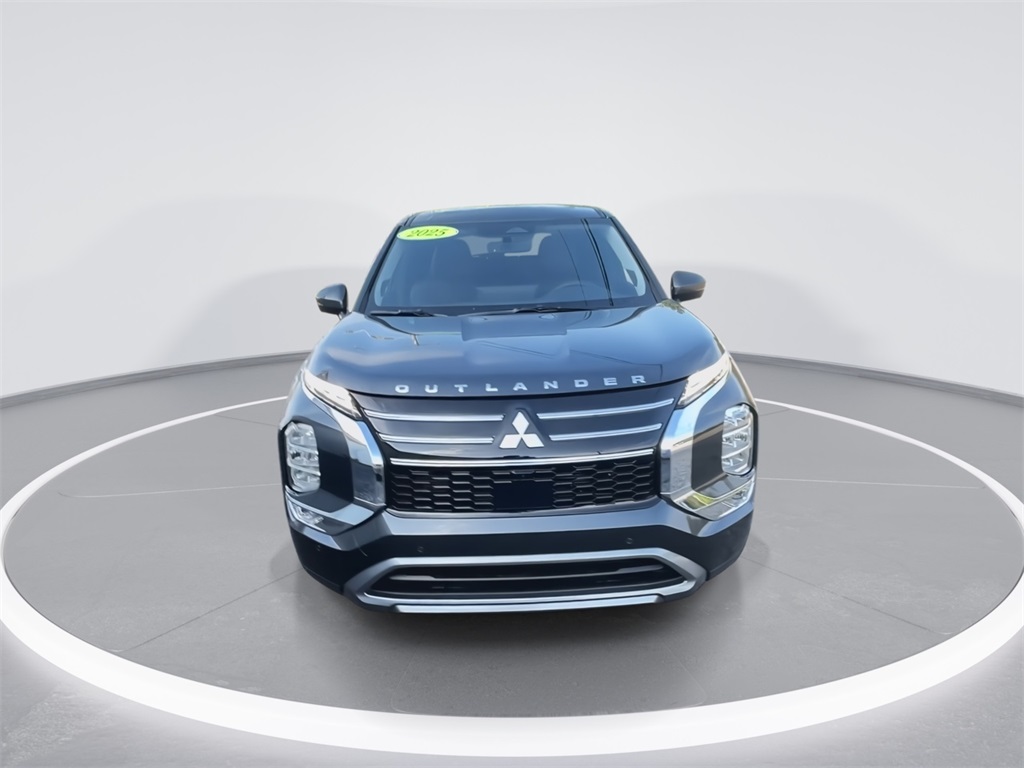 2025 Mitsubishi Outlander SE photo 3