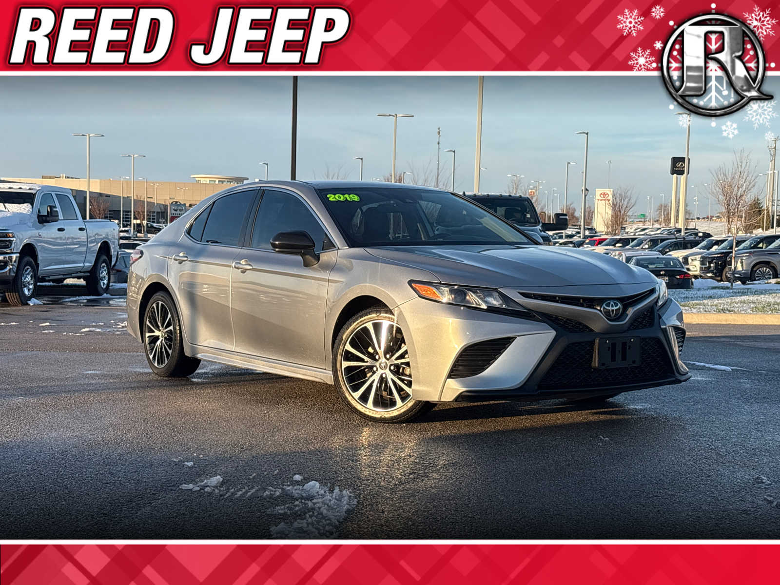 2019 Toyota Camry SE's photo