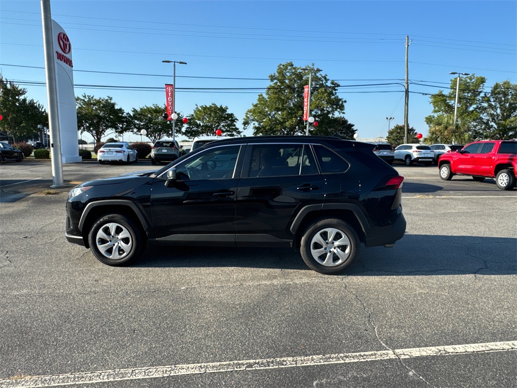 2021 Toyota RAV4 LE photo 6