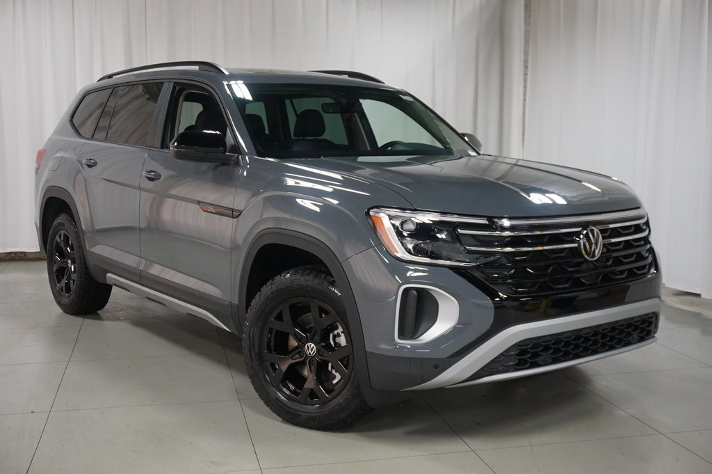 2025 Volkswagen Atlas Peak Edition SE photo 3