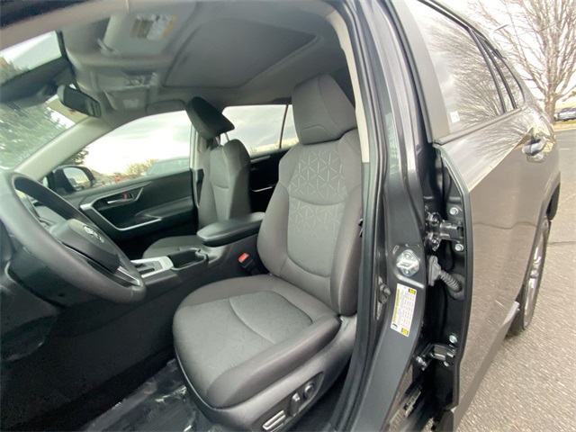 2024 Toyota RAV4 XLE photo 2