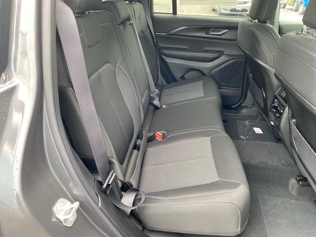 2025 Jeep Grand Cherokee Laredo photo 14