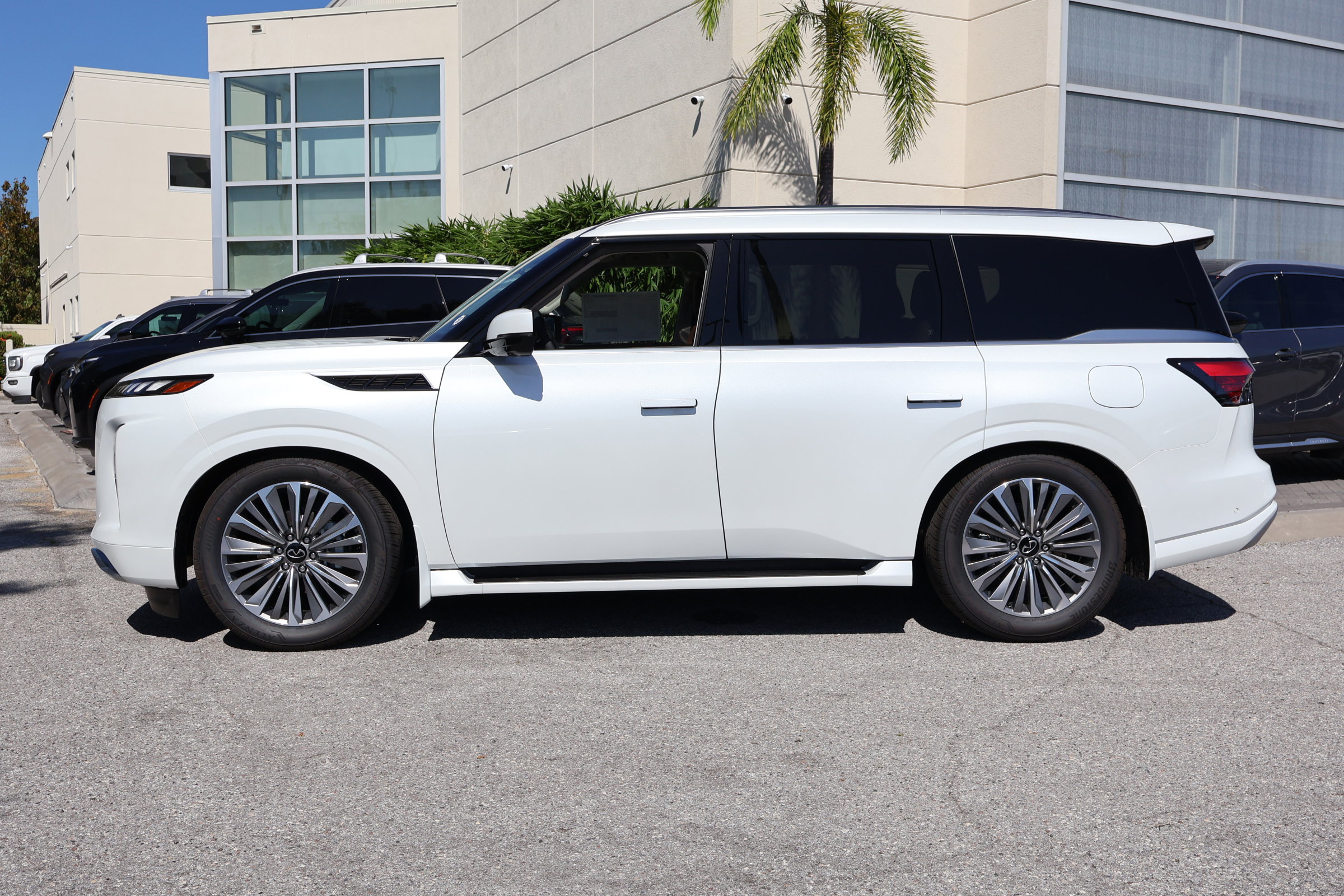 2026 Infiniti QX80 Luxe photo 5