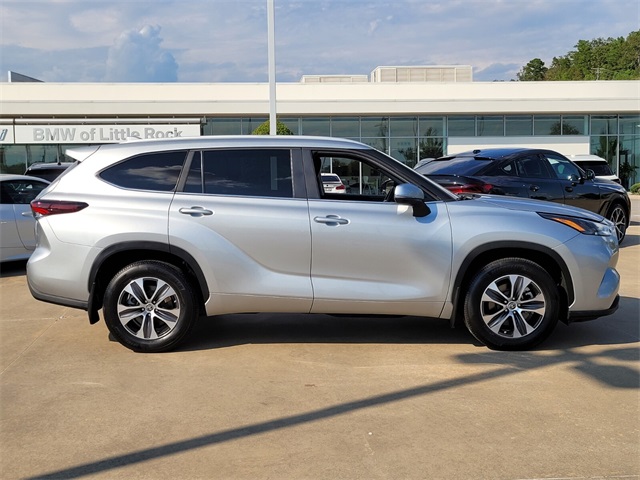 2024 Toyota Highlander XLE photo 2