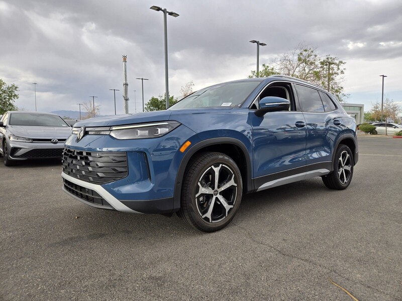 2025 Volkswagen Tiguan SE photo 2