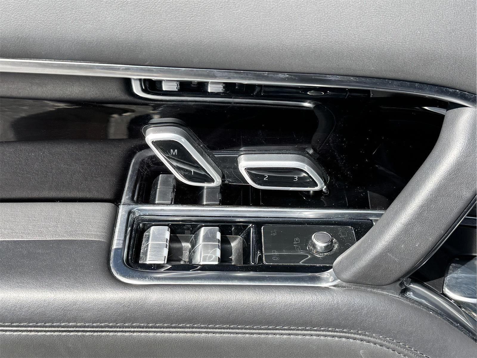 2023 Land Rover Range Rover SE photo 13