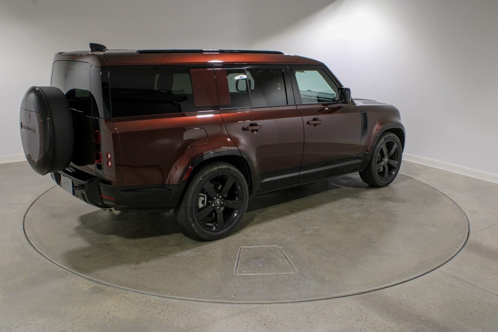 2025 Land Rover Defender 130 X-Dynamic SE photo 5