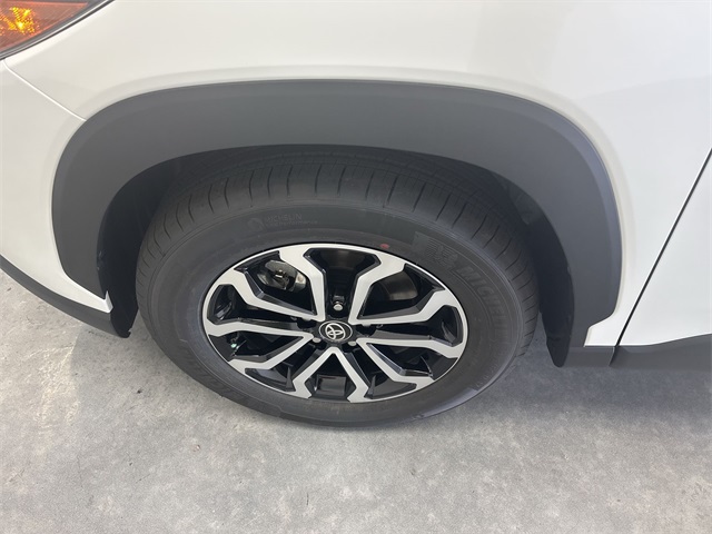 2026 Toyota Corolla Cross XLE XSE photo 11