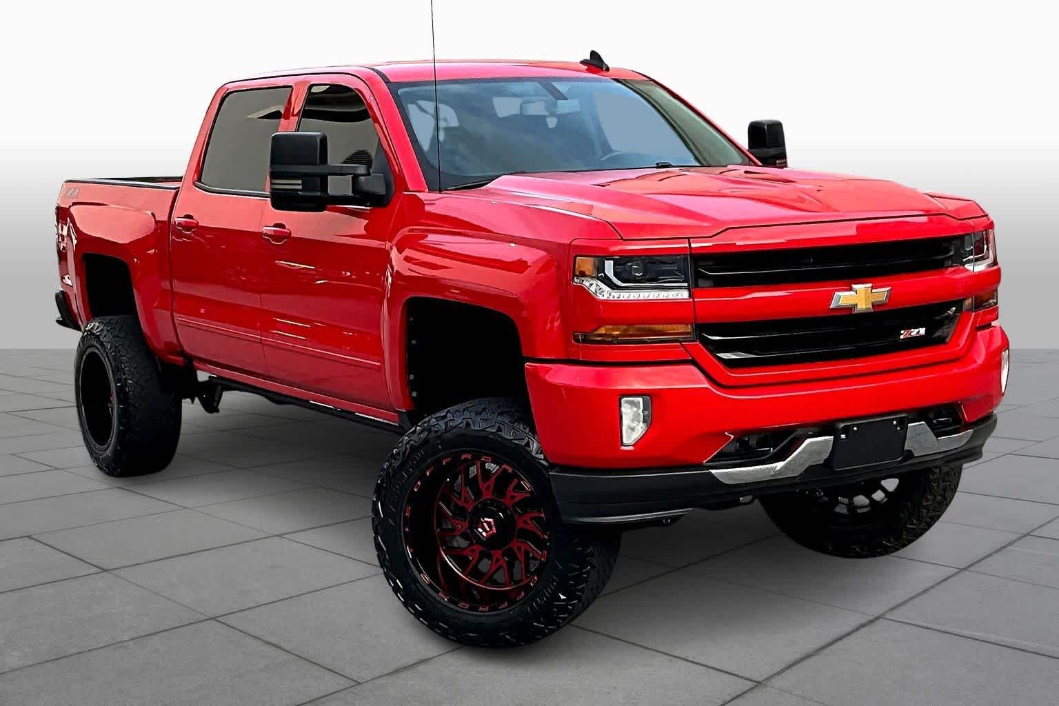 2018 Chevrolet Silverado 1500 LT photo 2