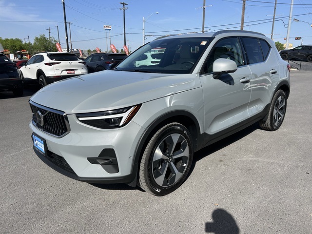 2025 Volvo XC40 Plus photo 2