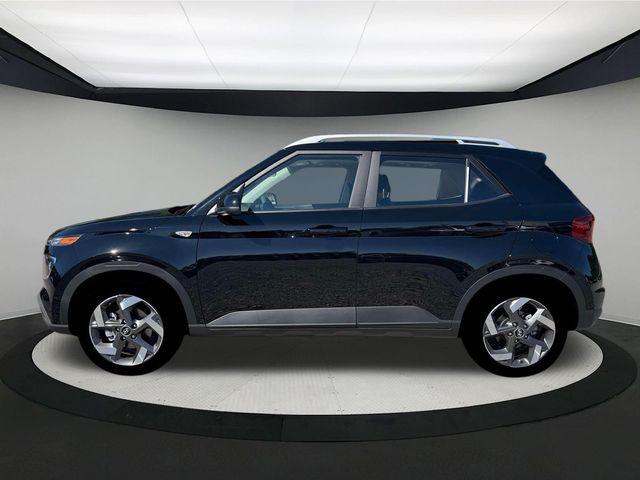 2026 Hyundai Venue SEL photo 3
