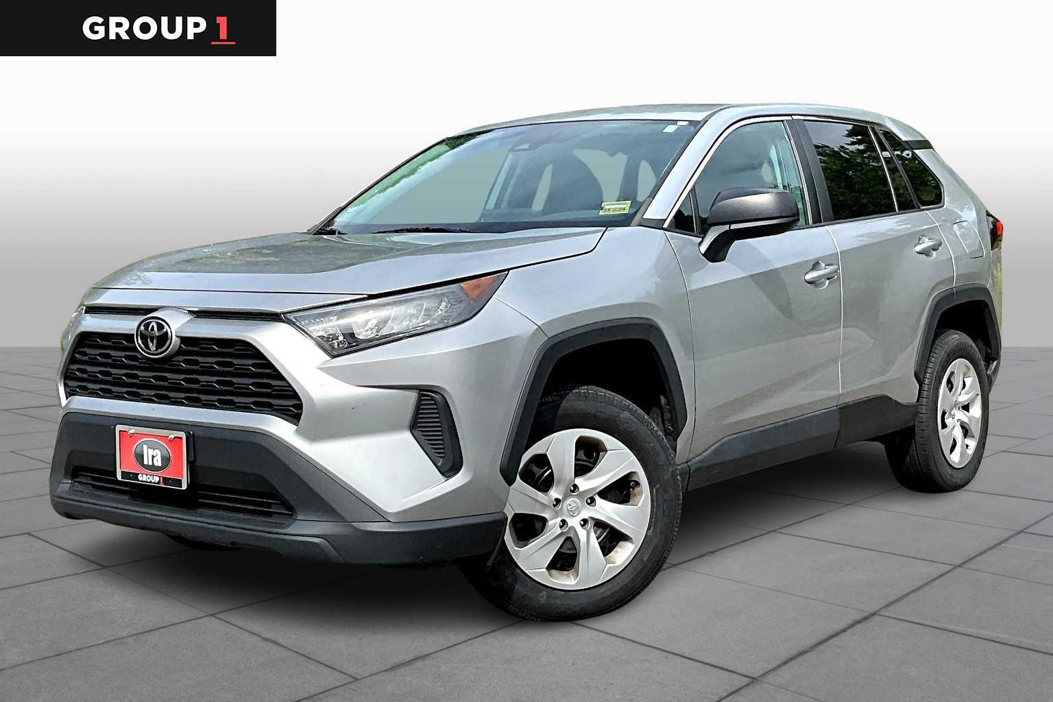 2022 Toyota RAV4 LE's photo