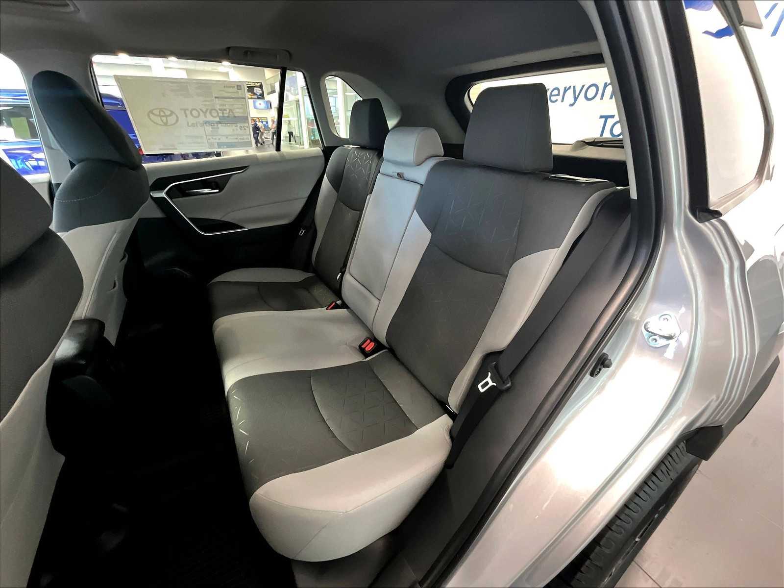 2025 Toyota RAV4 XLE photo 11
