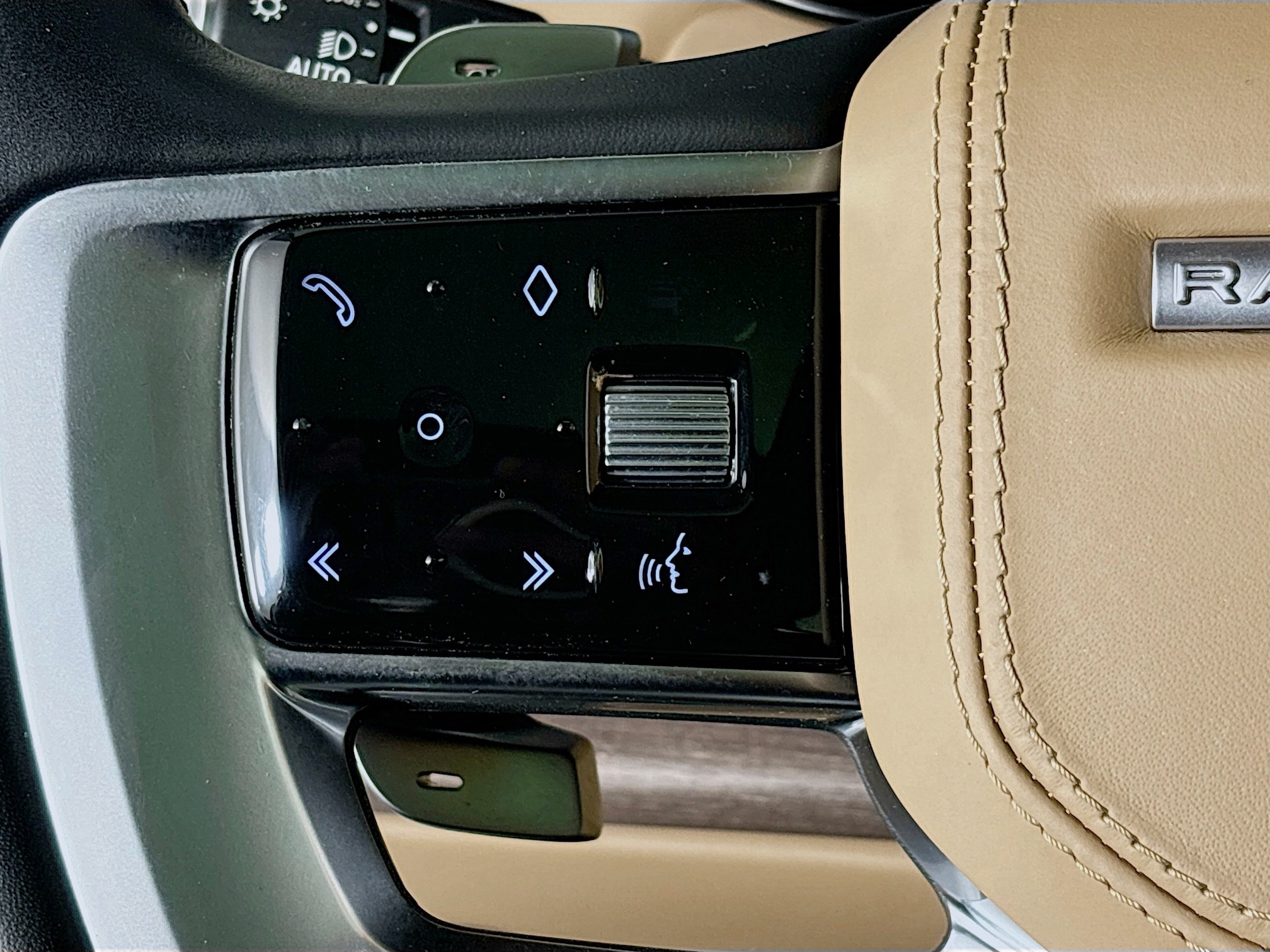 2023 Land Rover Range Rover SE photo 10