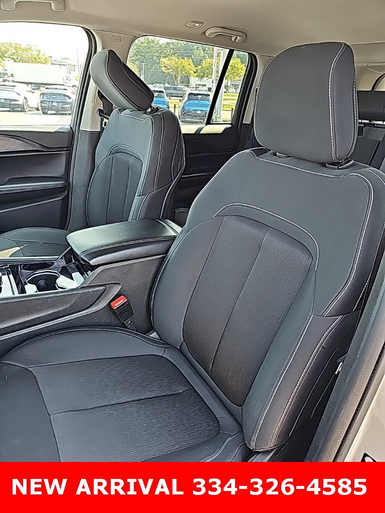 2023 Jeep Grand Cherokee Laredo photo 4