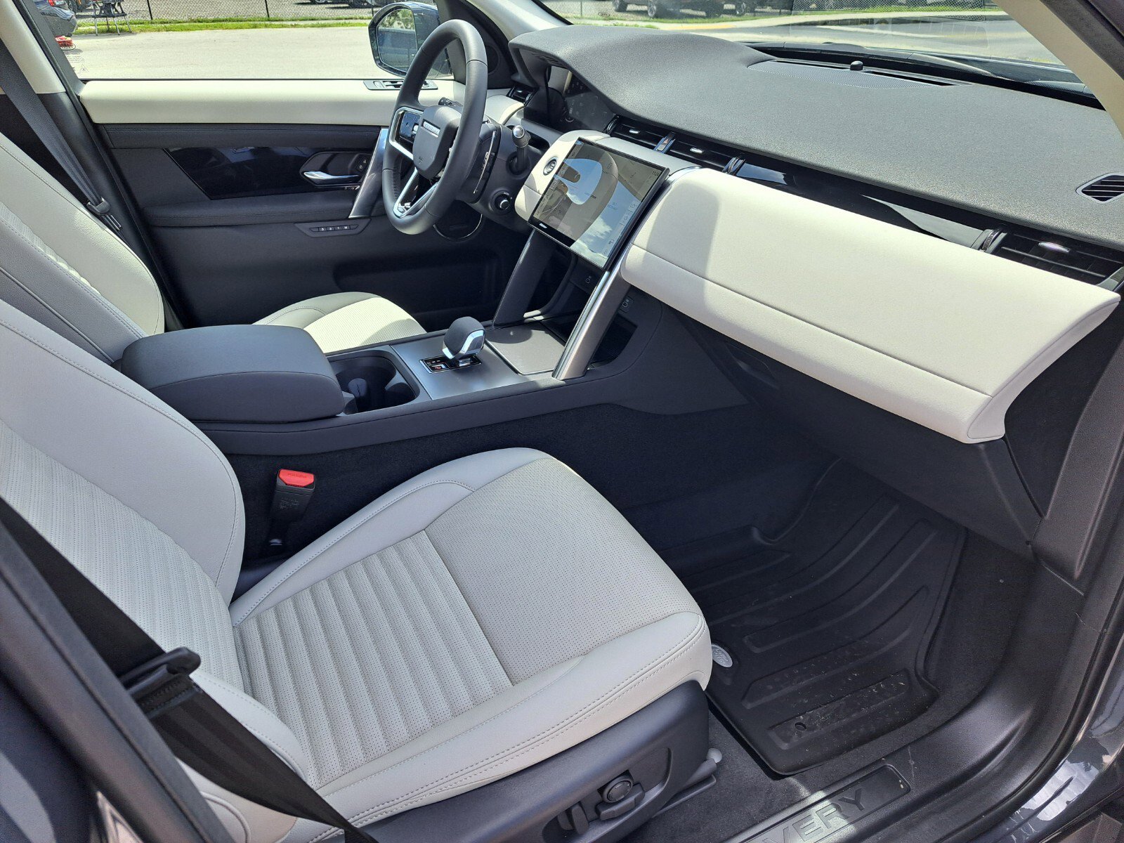 2025 Land Rover Discovery Sport S photo 2