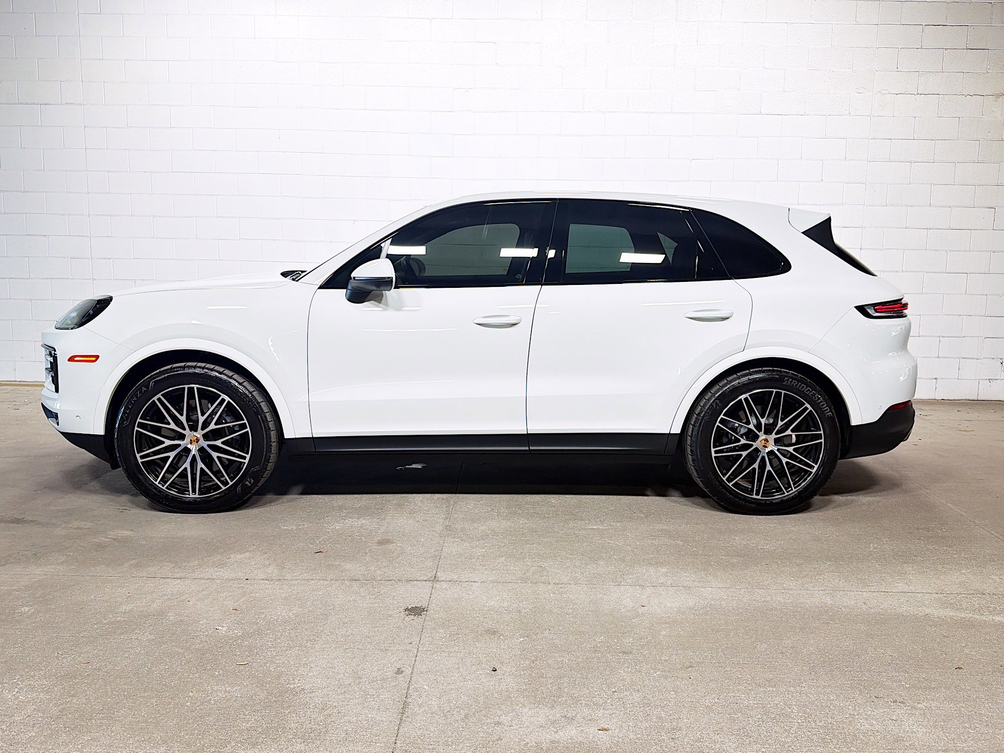 2025 Porsche Cayenne photo 2