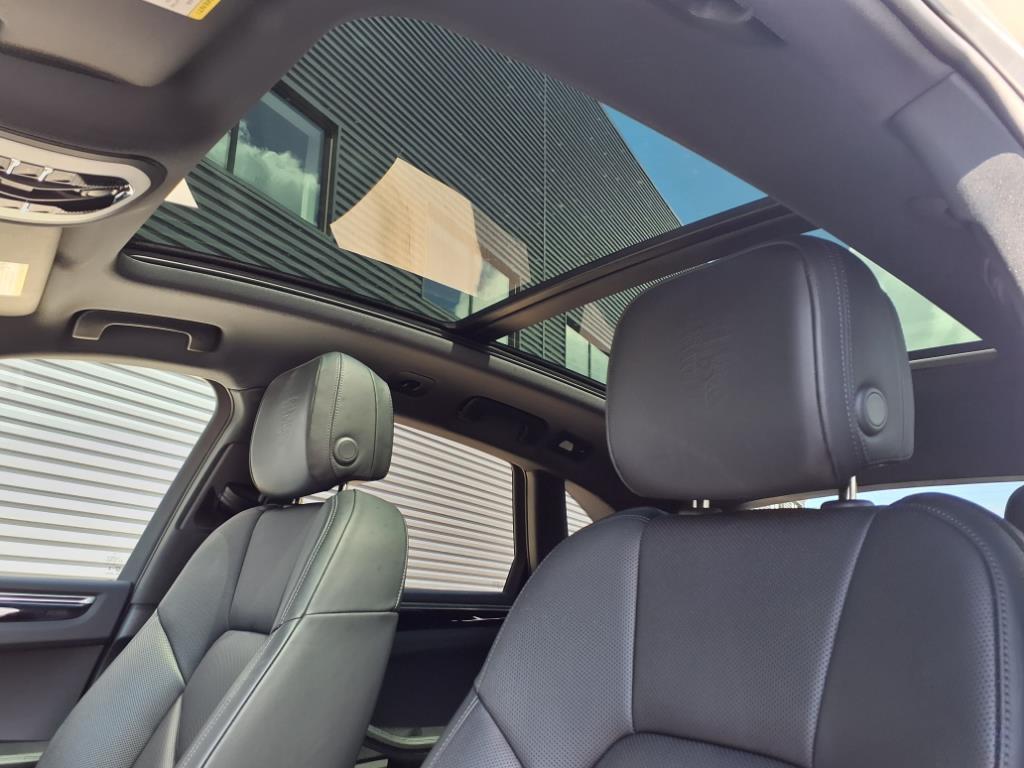 2024 Porsche Macan T photo 6