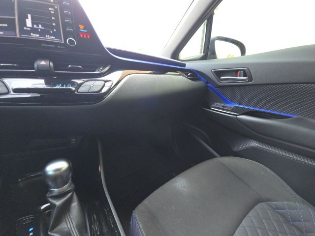 2020 Toyota C-HR XLE photo 19