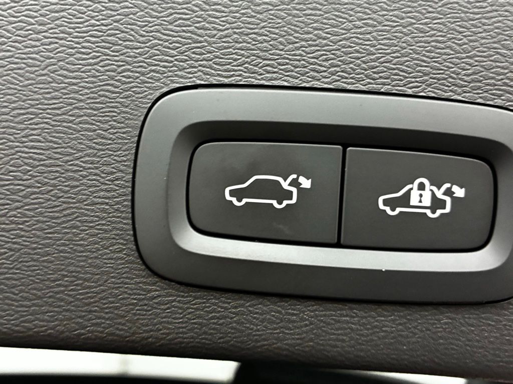 2023 Volvo XC40 Plus photo 6