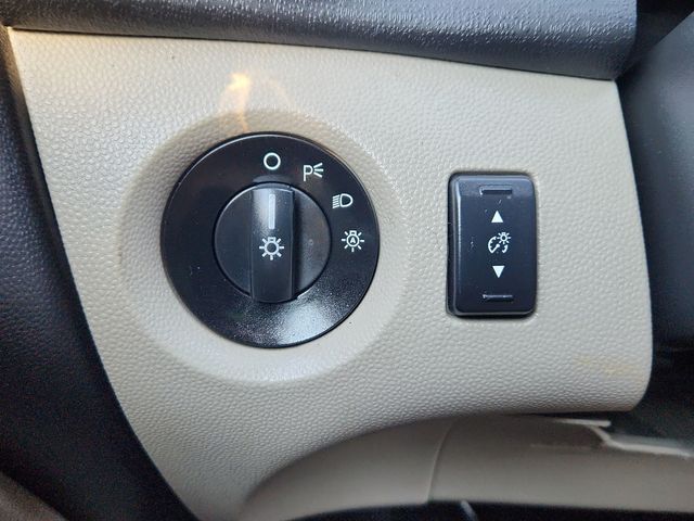 2014 Ford Fiesta SE photo 24