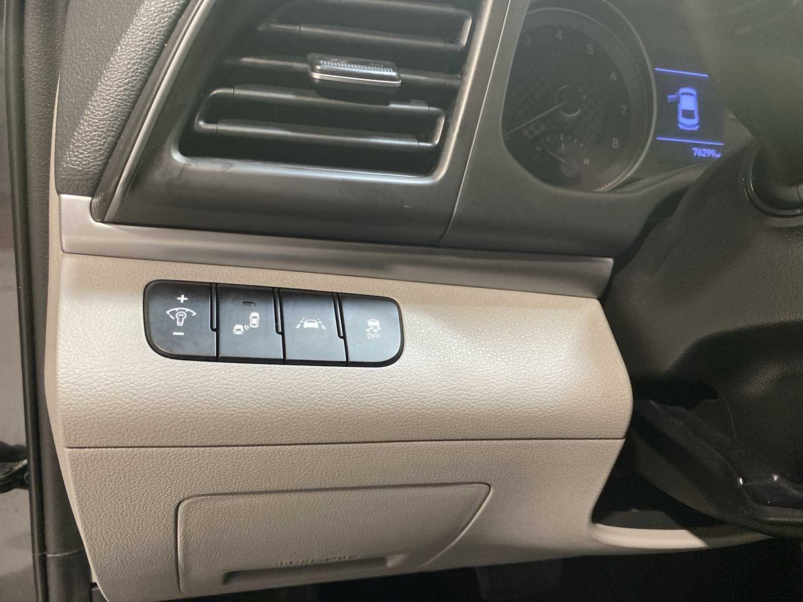 2020 Hyundai Elantra SEL photo 22