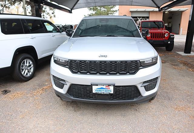 2025 Jeep Grand Cherokee Altitude photo 3
