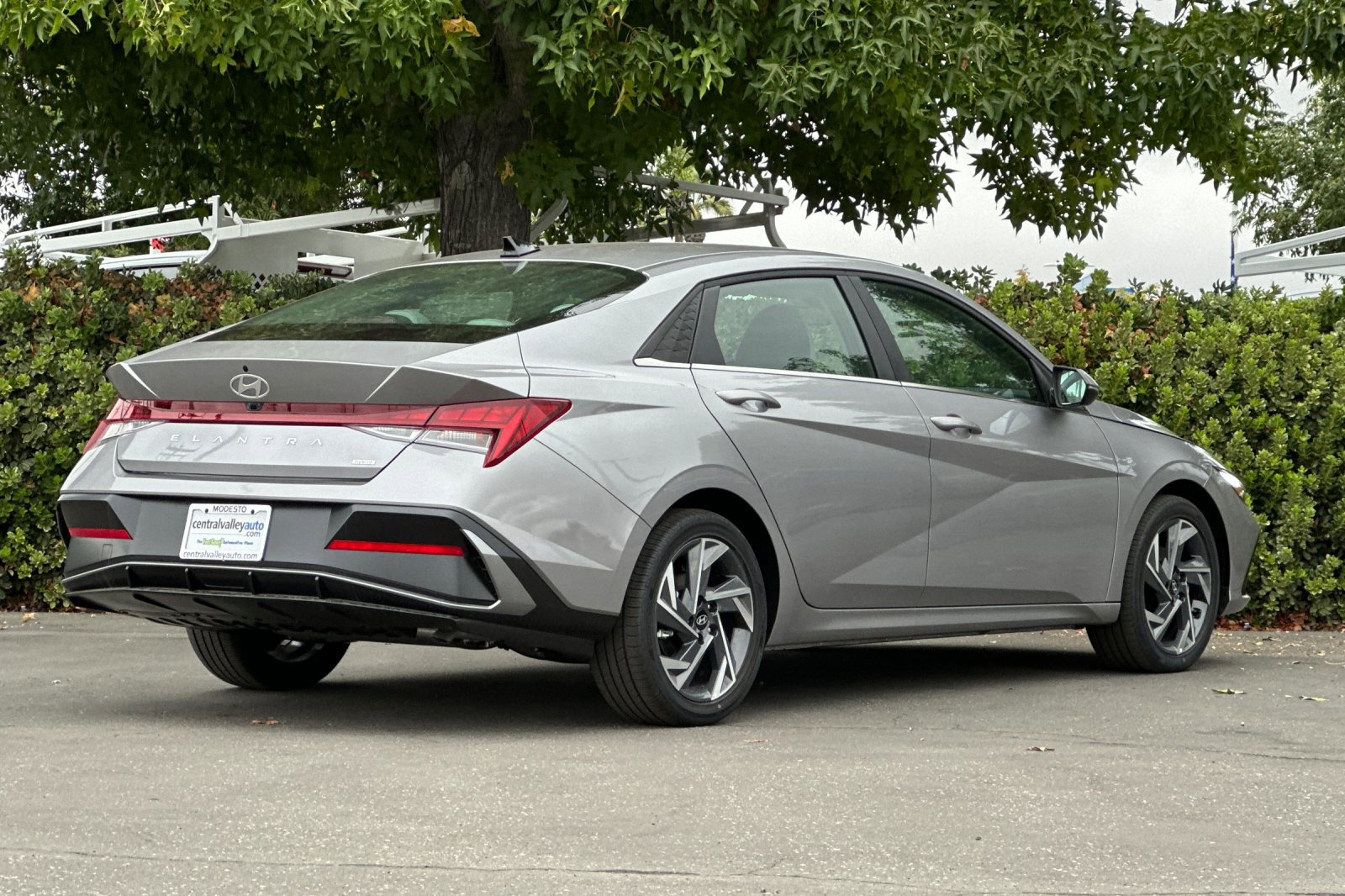2025 Hyundai Elantra Hybrid Limited photo 4