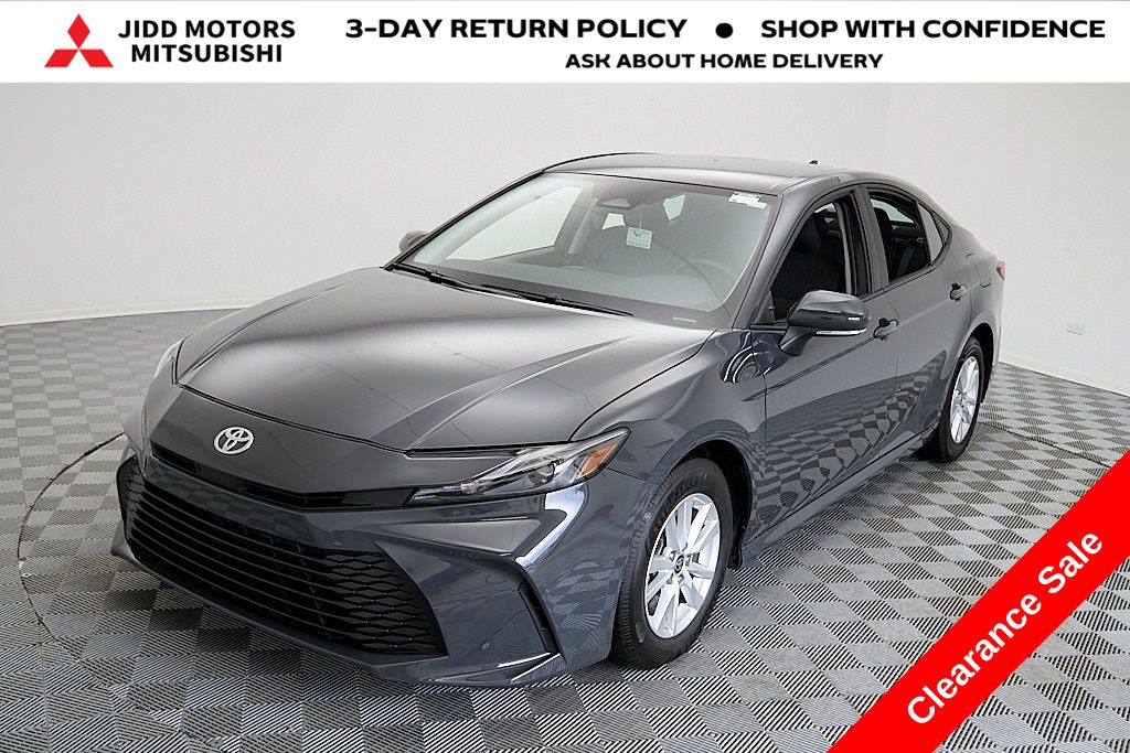 2025 Toyota Camry LE's photo