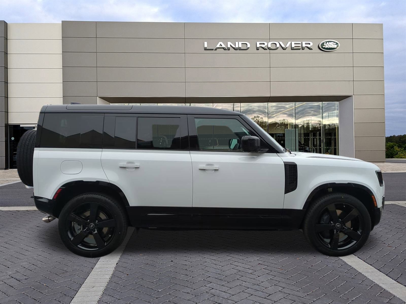 2025 Land Rover Defender X-Dynamic SE photo 4