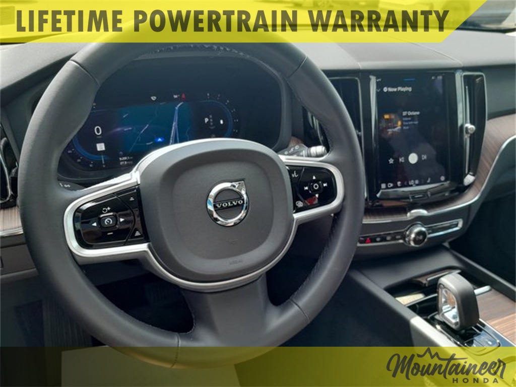 2023 Volvo XC60 B5 Plus photo 8
