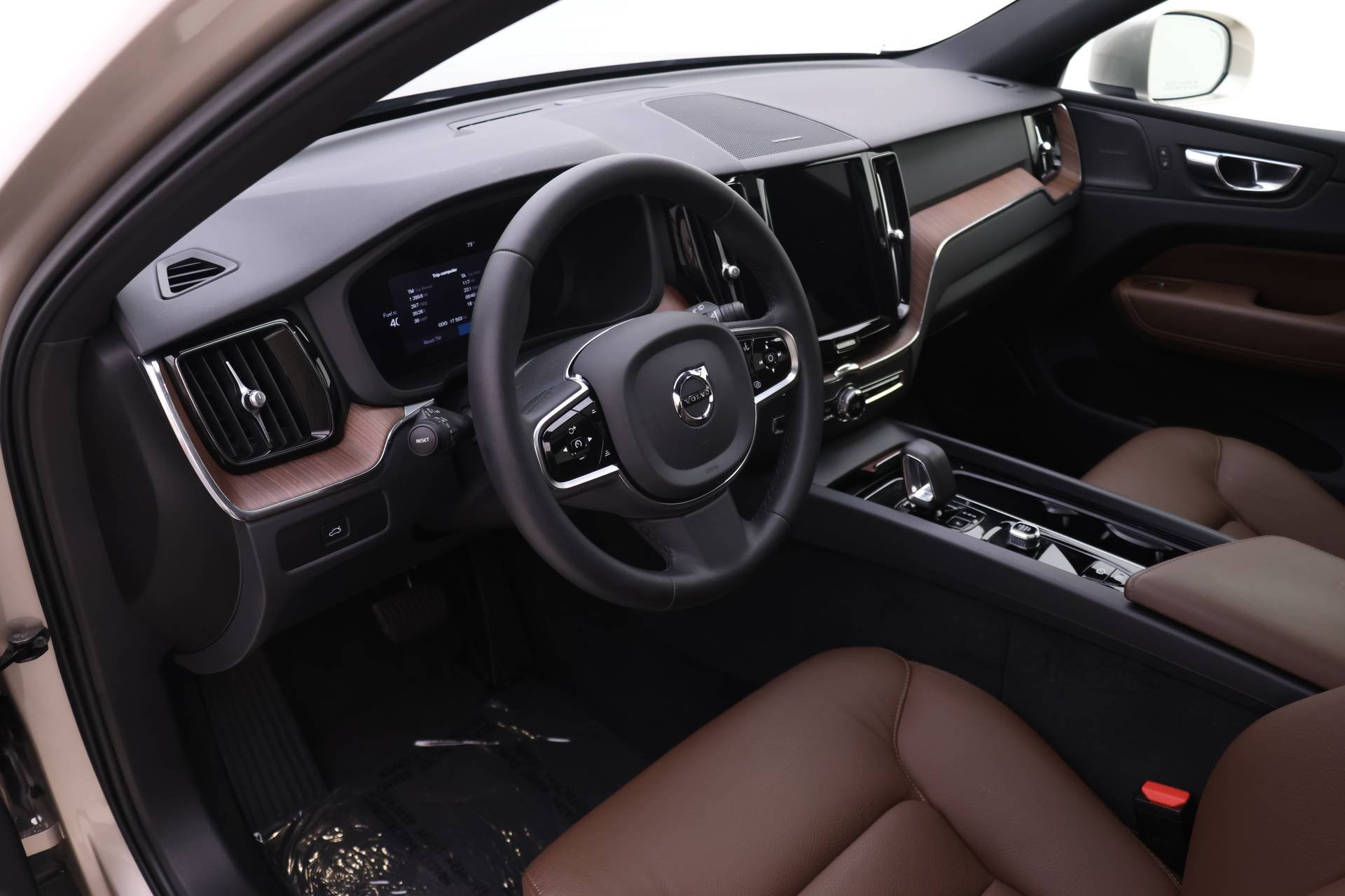 2023 Volvo XC60 B5 Plus photo 5