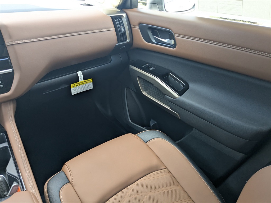 2025 Nissan Pathfinder Platinum photo 16