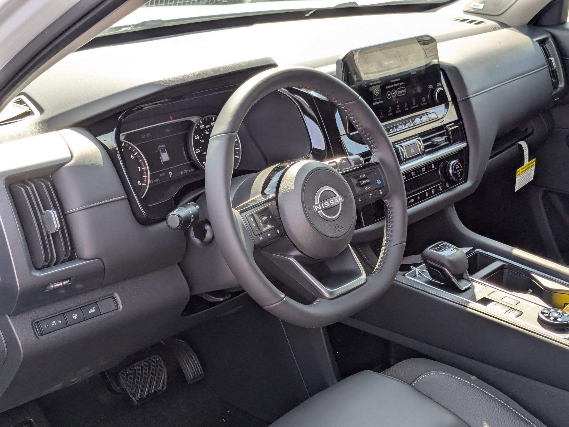 2025 Nissan Pathfinder SL photo 3