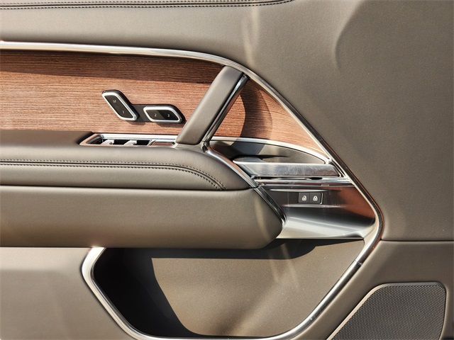 2025 Land Rover Range Rover SE photo 14