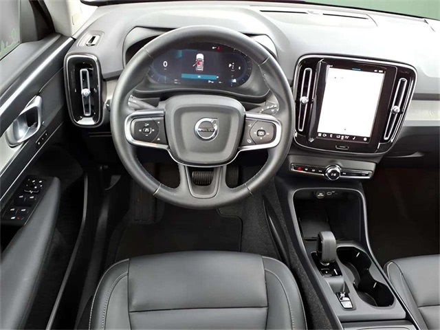 2025 Volvo XC40 Core photo 3