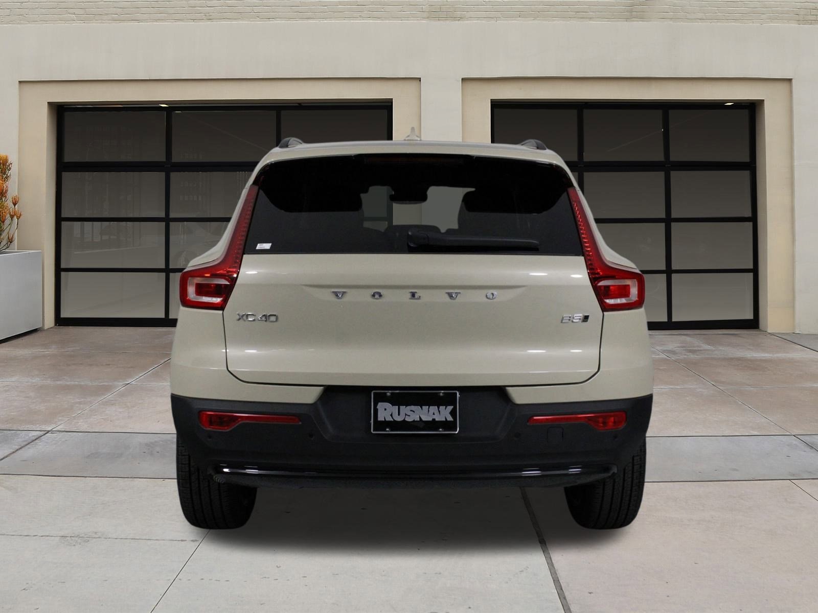 2026 Volvo XC40 photo 4