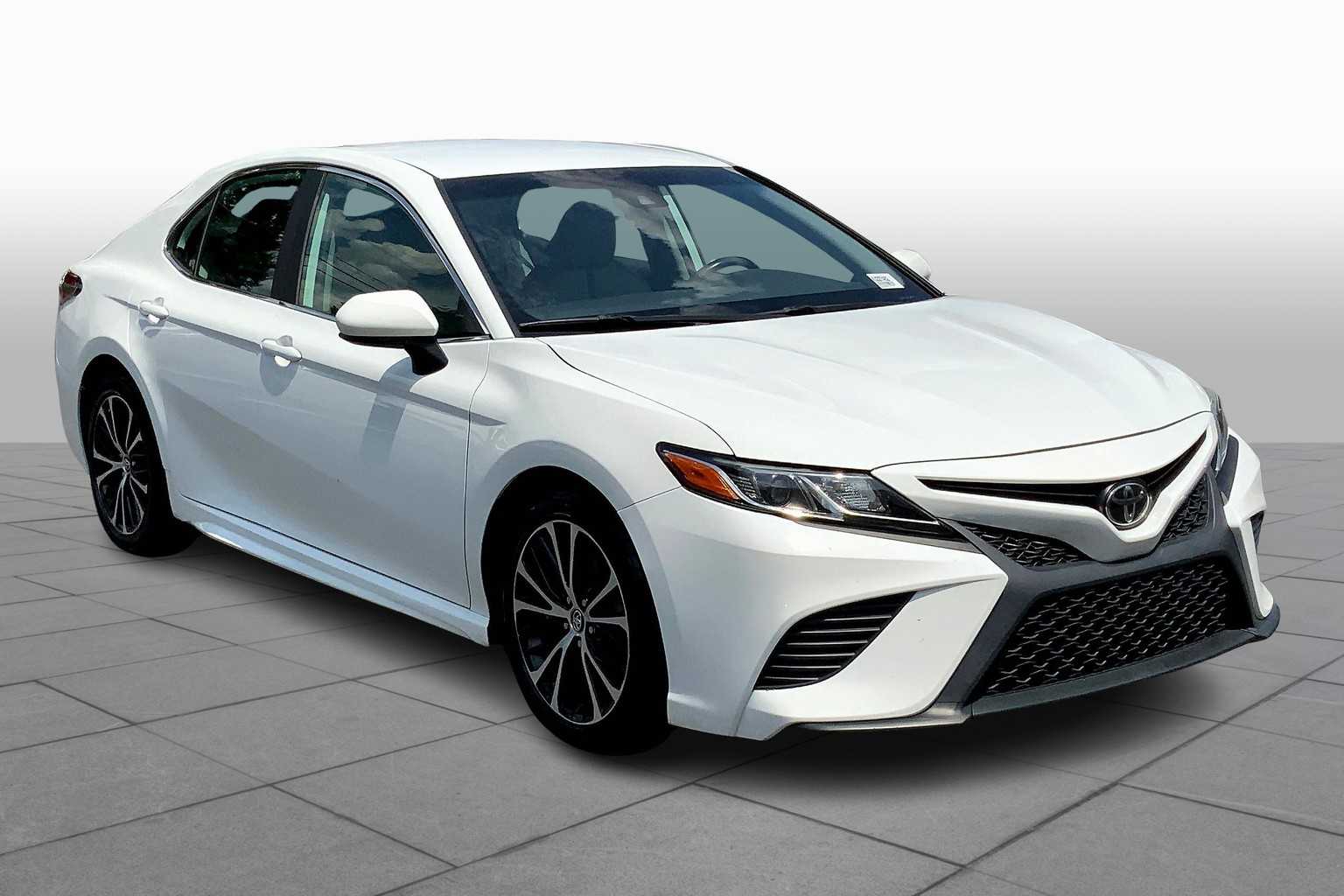 2019 Toyota Camry SE photo 2