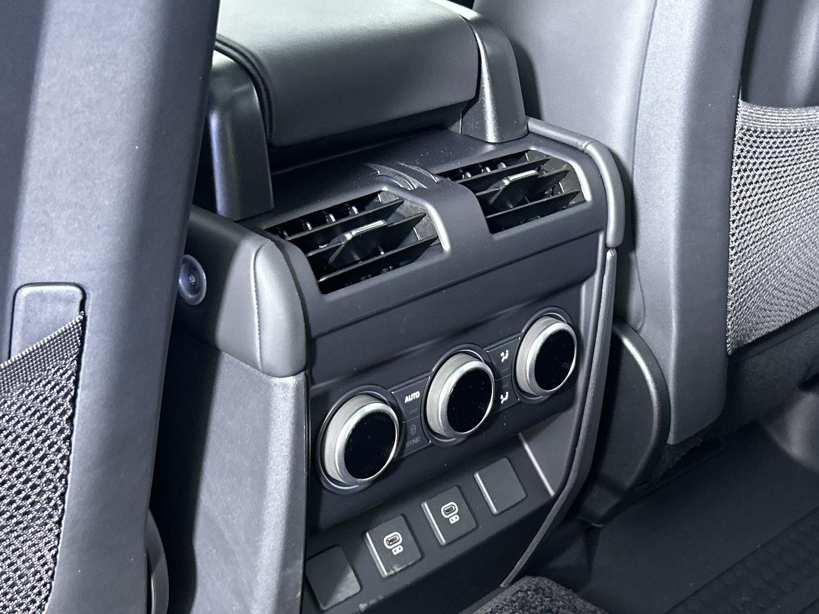 2025 Land Rover Defender 130 X-Dynamic SE photo 26
