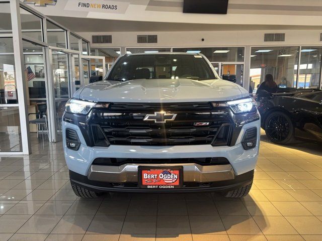 2025 Chevrolet Colorado Z71 photo 2