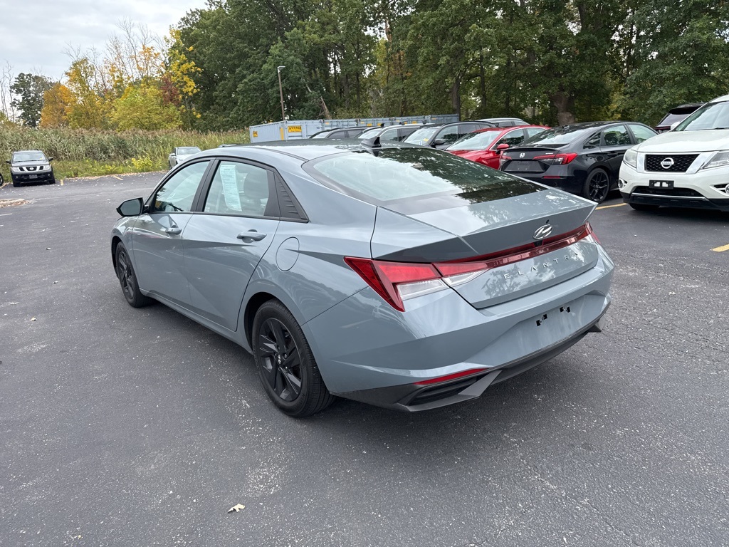 2022 Hyundai Elantra SEL photo 7