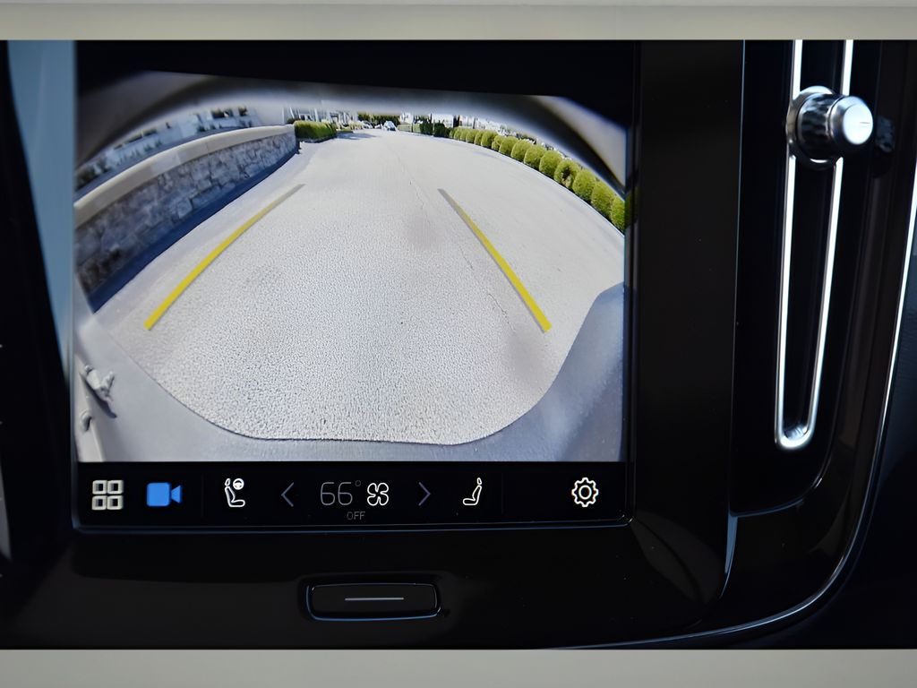 2025 Volvo XC40 photo 19