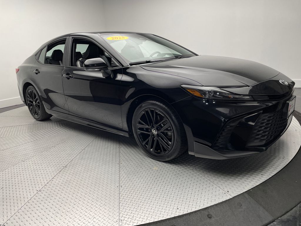 2025 Toyota Camry SE photo 3